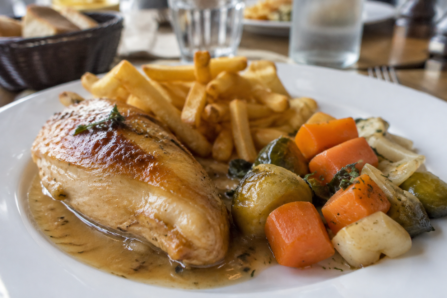 Suprême de poulet, frites et légumes du marché